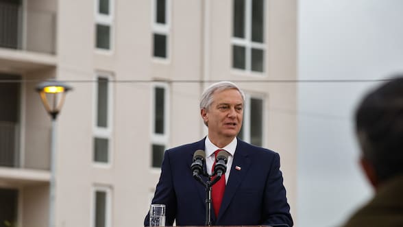 Kast dice que era “evidente” que el alza de las bencinas iba a generar pesimismo, pero que permitió “ordenar los recursos”