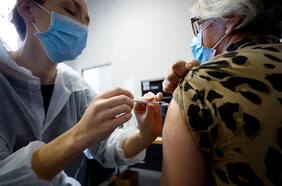 Las poco alentadoras cifras de vacunación con bivalente: DEIS informa que el 21,4% de la población objetivo se ha inoculado