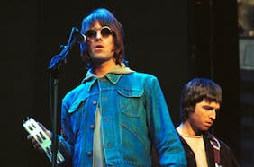 Para amenizar la espera del recital: Oasis reedita disco en vivo Familiar To Millions