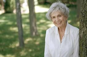 Muere Alice Munro, ganadora del Premio Nobel de Literatura: la cuentista de lo silencioso y lo silenciado