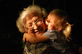 Estos son los países en que las personas logran vivir más años con sus abuelos