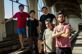 Ases Falsos anuncia serie de covers grabados en cuarentena: el primero es de KC & The Sunshine Band