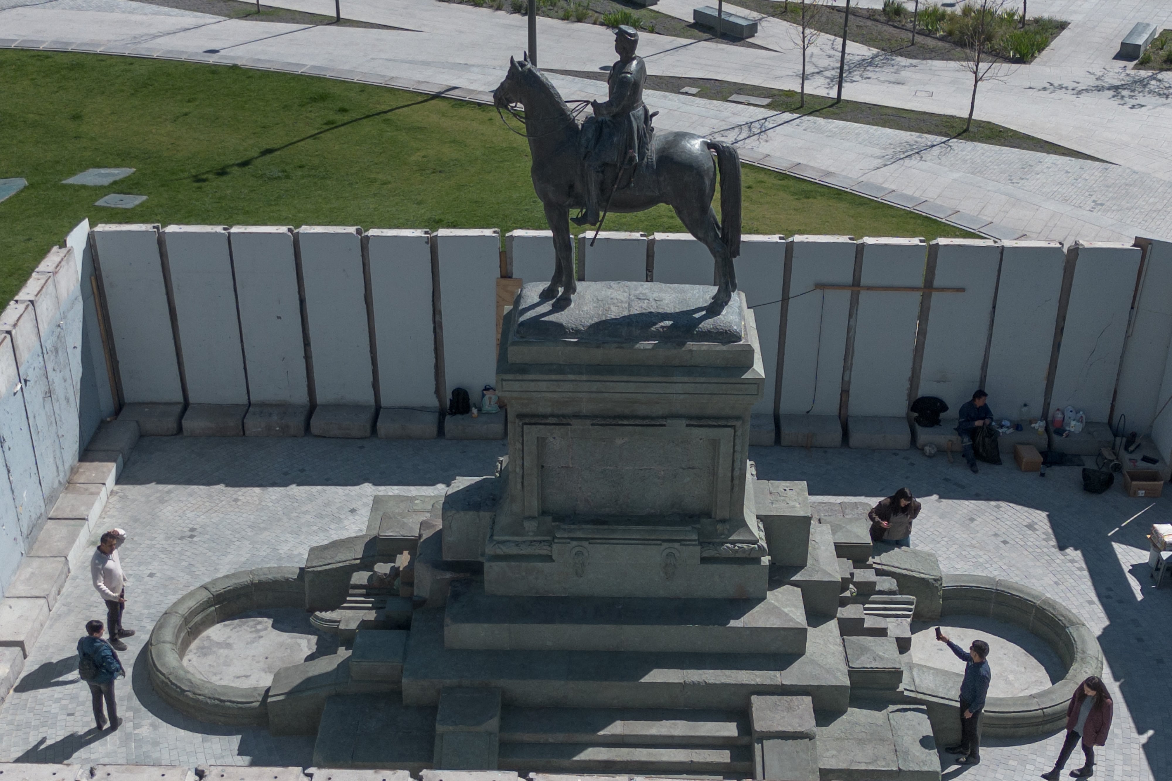 Bellolio destaca regreso de estatua de Baquedano y aborda eventual vandalización: “Lo vamos a volver a limpiar”