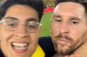 “¡Pará, pará!”: el tenso momento que vivió Messi con un hincha ecuatoriano que lo agarró del cuello