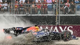 Max Verstappen choca y partirá vigésimo en Australia: Mercedes domina la qualy y logra el 1-2