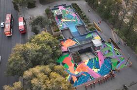 ¿Ya lo viste? Cekis pintó un colorido mural de piso en el Metro Salvador