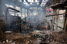Cronología de una quema de dos buses y un ruco que terminó con Santiago autorizando el ingreso de carabineros al Liceo de Aplicación