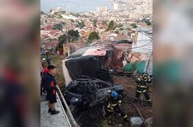 Así fue el grave accidente en el que se desbarrancó un microbús en Valparaíso