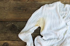 Cómo sacar las manchas amarillas de la ropa blanca