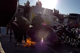 Mujer quemó su moto mientras era fiscalizada en Independencia: iba sin documentos