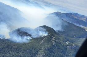 Cómo son los helicópteros enviados por Chile a Argentina para combatir incendios forestales que amenazan territorio nacional