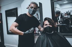 El futbolista que se hizo barbero durante la cuarentena