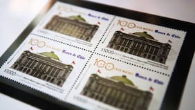 Cómo obtener el sello postal que conmemora los 100 años de la Casa Matriz de Banco de Chile