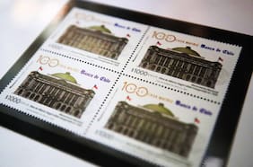 Cómo obtener el sello postal que conmemora los 100 años de la Casa Matriz de Banco de Chile