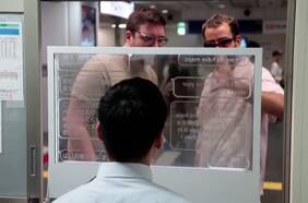 Estación de Tokio implementó una pantalla que traduce idiomas de forma automática