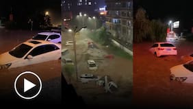 Decenas de autos son arrastrados por las calles tras intensas lluvias en China