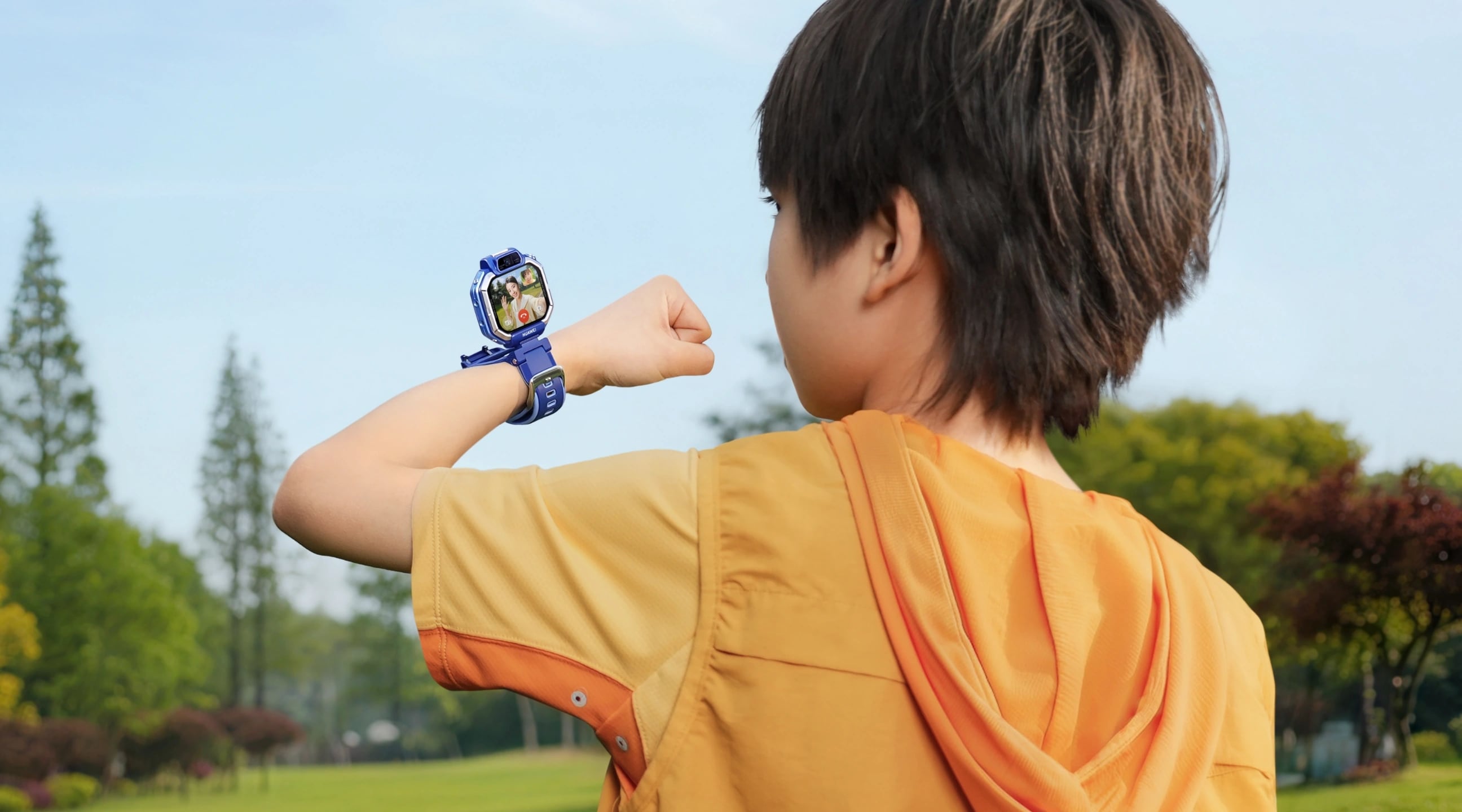 Por qué los padres en China prefieren relojes inteligentes antes que celulares para sus hijos