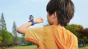 Por qué los padres en China prefieren relojes inteligentes antes que celulares para sus hijos