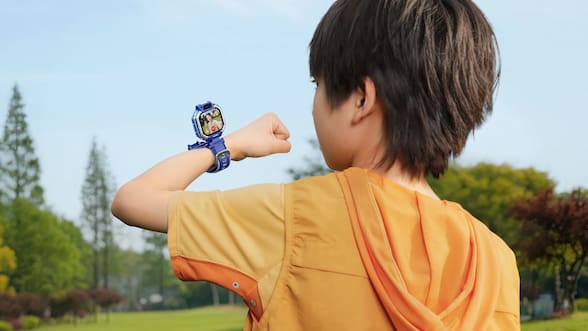 Por qué los padres en China prefieren relojes inteligentes antes que celulares para sus hijos