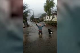 Este emocionado campesino celebró con un gran “chapuzón” la llegada de la lluvia a su pueblo en Illapel