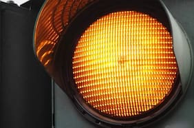 Luz amarilla en el semáforo: ¿Detenerse o acelerar para alcanzar a pasar?