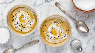 Sopa de brócoli y leche de coco