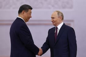 La democracia entre dos espadas