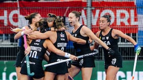 El homenaje de la selección argentina de hockey a un emocionado Cachito Vigil tras su tercer título mundial