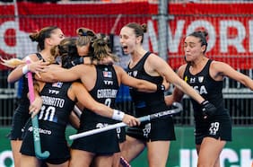 El homenaje de la selección argentina de hockey a un emocionado Cachito Vigil tras su tercer título mundial