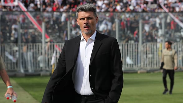 Celebra Fernando Ortiz: Colo Colo abrocha al reemplazo de Mauricio Isla como primer refuerzo para 2026