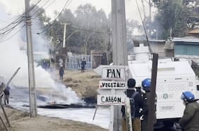 Comienza desalojo de megatoma en San Antonio: ocupantes prenden barricadas