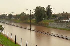 Calles como río, pasos bajo nivel inundados y cortes de ruta deja el sistema frontal en la Región Metropolitana
