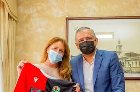 Un pedazo de Ben Brereton se queda en Penco: el primer acercamiento del delantero de la Roja a sus raíces sureñas