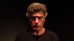 Entre el eco de Hamnet y la llegada de Julio Milostich: Hamlet-Multitud vuelve al Teatro UC