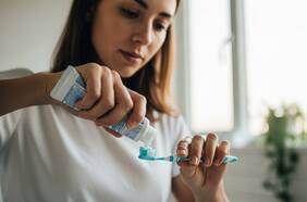 Cuáles son las pastas dentales en Chile que tienen fluoruro de estaño, el compuesto que causa lesiones bucales