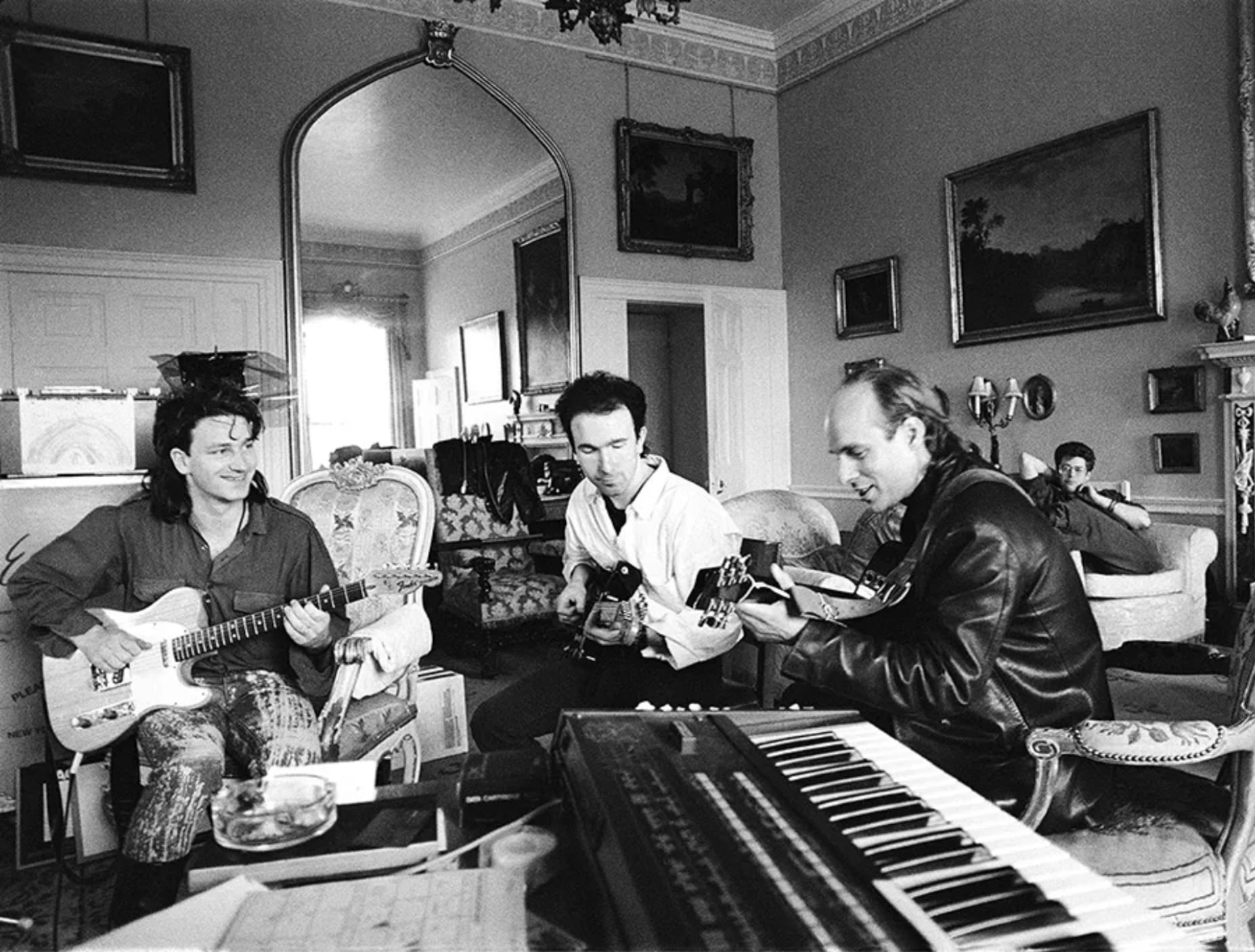 Grabando The Unforgettable Fire.
Bono, The Edge y Brian Eno