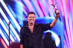 Carlos Vives abre la tercera noche de Viña con hits, efusivo beso a su esposa y hasta aparición de Claudio Bravo