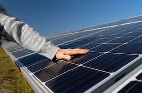 Cómo funcionan los paneles solares y cuánto cuesta instalarlos en Chile