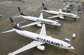 “Dejen de contaminar”: activistas golpean al CEO de la línea aérea más contaminante en la sede de la UE