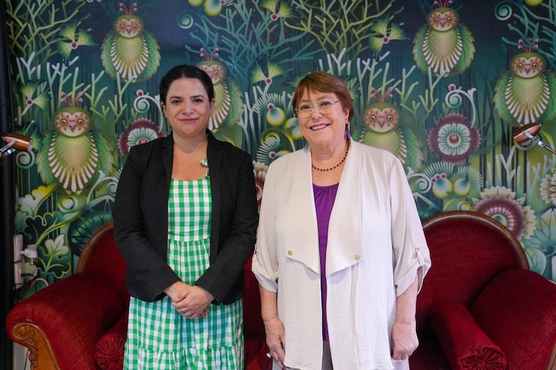 Ministra Antonia Orellana y expresidenta Michelle Bachelet.