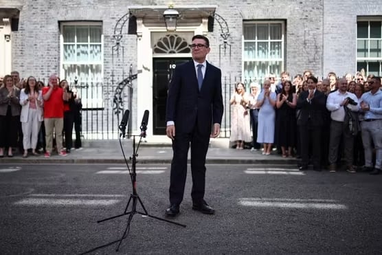 Indigencia y reactivación económica: las promesas del discurso de asunción de Andy Burnham como primer ministro británico