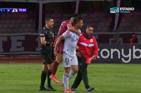 Insólito momento en la Primera B: jugador es sacado al apa tras falta de camilla