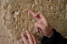 Imágenes de alta tecnología dan luces sobre misteriosas cruces del Santo Sepulcro