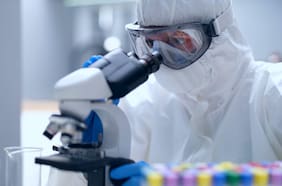 Qué es la peste neumónica y qué se sabe de su posible brote en un laboratorio ruso en Siberia