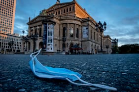 Europa se rinde y ya no quiere vencer al Covid sino vivir con él; la OMS no desea vacunas de refuerzo y Moderna inicia ensayos de la primera vacuna contra el VIH del mundo: tres cosas que aprendimos del coronavirus esta semana