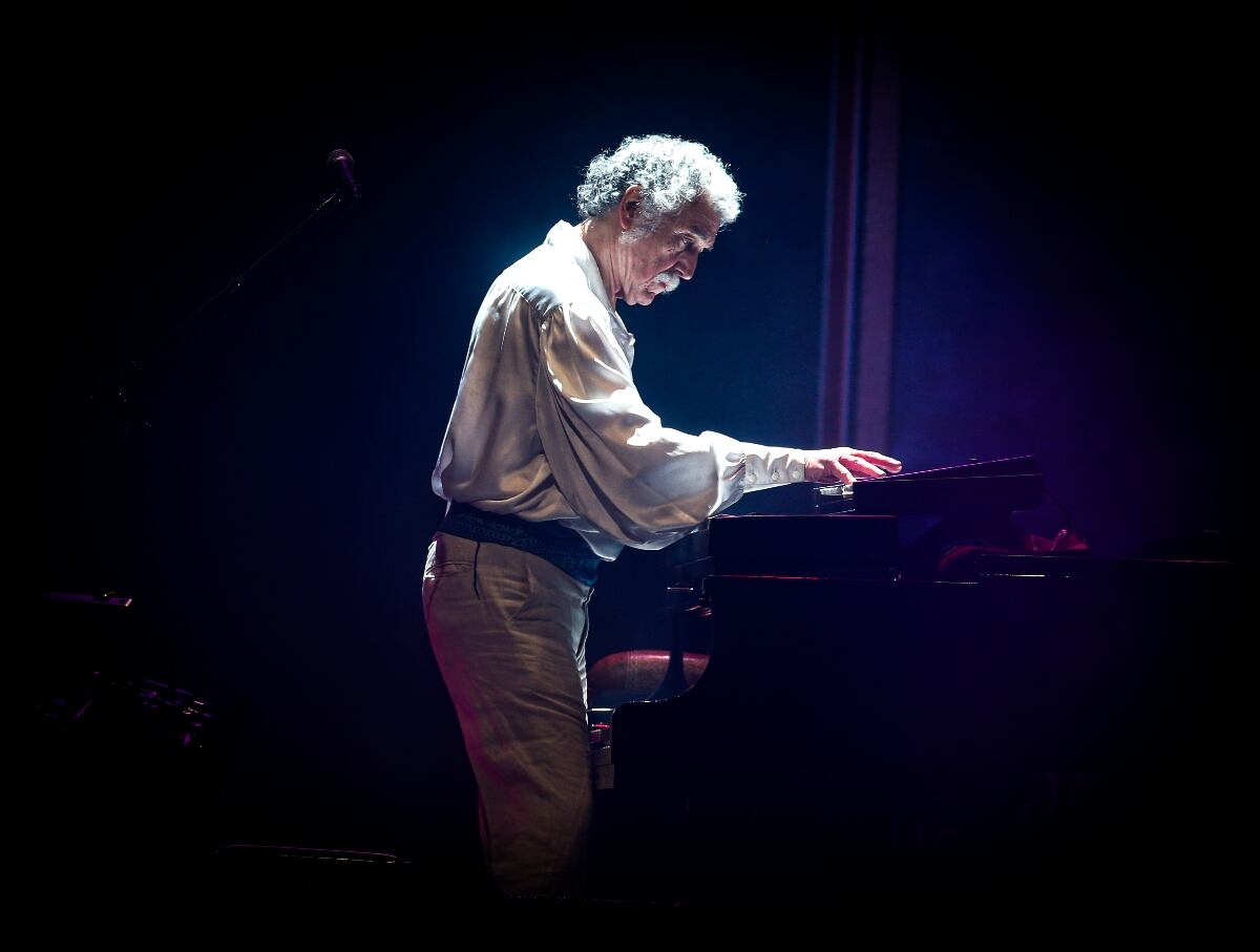 La ausencia del histórico Claudio Parra en Los Jaivas y el nuevo integrante que lo reemplaza en su puesto - La Tercera