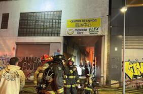Incendio afecta a bodegas del barrio Meiggs: 17 compañías de Bomberos combaten las llamas