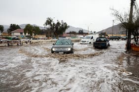 Conducción con lluvia: ¿Qué hacer si mi auto se queda atrapado en una inundación?