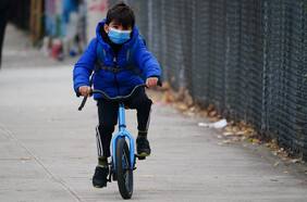 Ahora los científicos entienden cómo el sistema inmunológico de los niños puede evadir el coronavirus y son menos afectados que los adultos