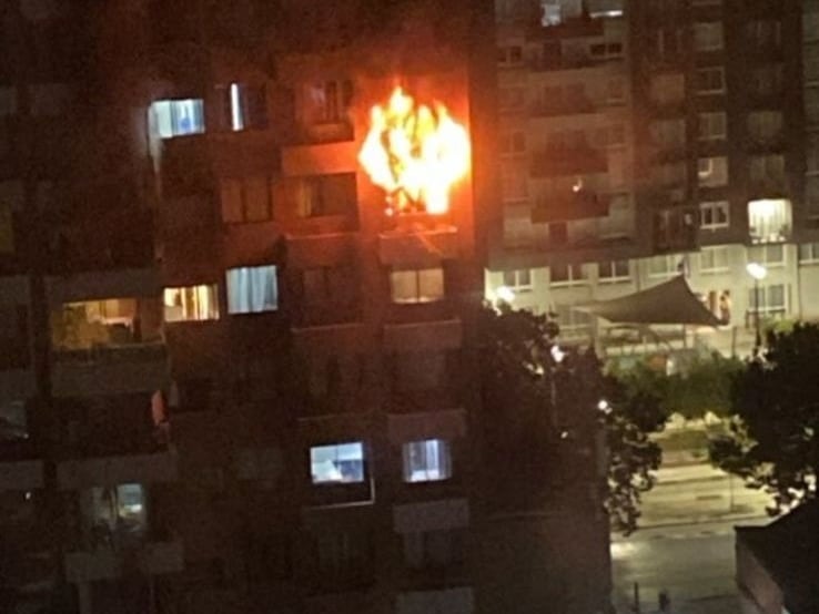 Incendio en departamento de piso 12 genera evacuación de 200 residentes en edificio de Santiago Centro: encuentran persona fallecida en el lugar
